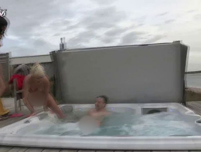 nightkiss66 Porno Video: Verrückter 3er im Outdoorpool im neuen Jahr